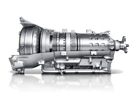 Transmisión automática de tracción trasera de ocho velocidades.