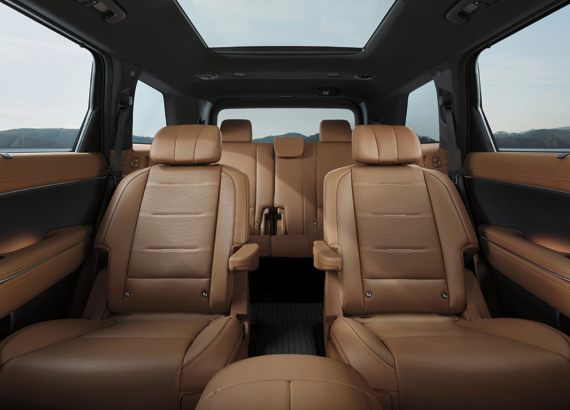 Asientos tipo capitán (7 plazas) / Techo solar panorámico doble (Versión Calligraphy).