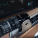 Leva al volante con modo de frenado regenerativo.