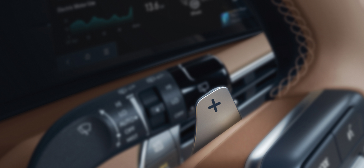 Leva al volante con modo de frenado regenerativo.