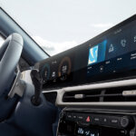 Pantalla panorámica con cluster digital 4.2” + radio 10,5”.