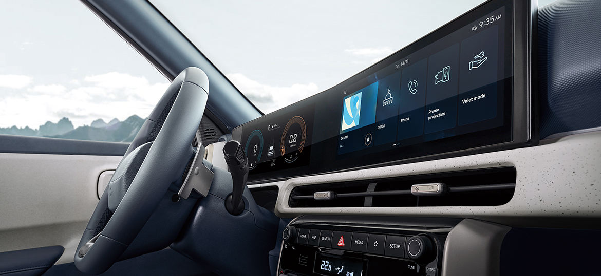 Pantalla panorámica con cluster digital 4.2” + radio 10,5”.
