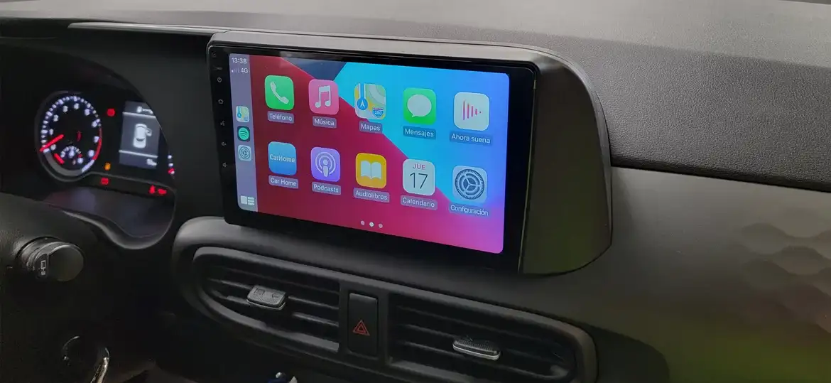 Pantalla de multimedia de 9″ con Apple CarPlay & Android Auto.