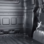 Espacio de carga con panel metálico